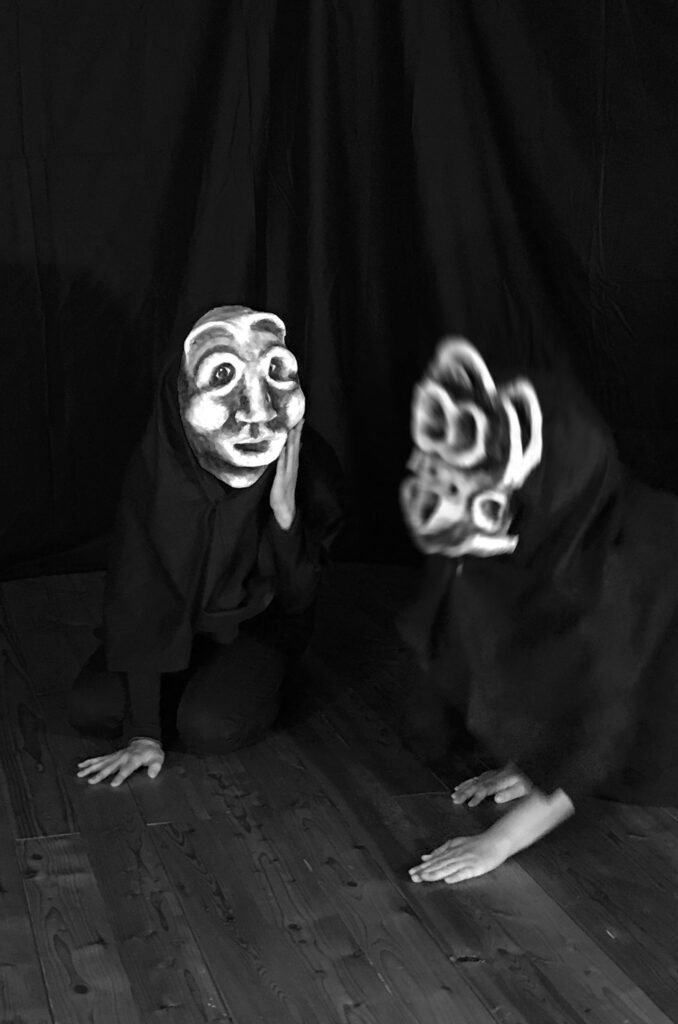 Zwei Schauspieler:innen im Maskenseminar der Dramatherapie-Ausbildung am DTI